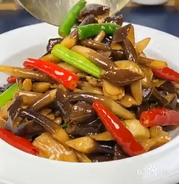 鸡纵菌用蒜头,五花肉爆炒,香味独特,十分嫩滑好吃