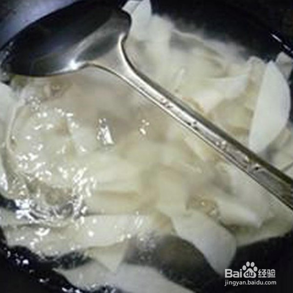 黑木耳香芹炒饺子皮
