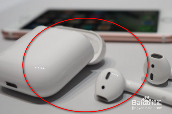 如何给耳机充电呢？