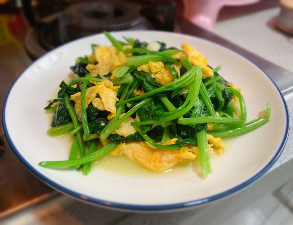 家常菠菜炒鸡蛋