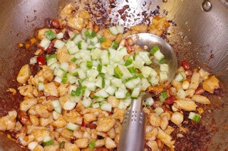 宫保鸡丁怎么做？