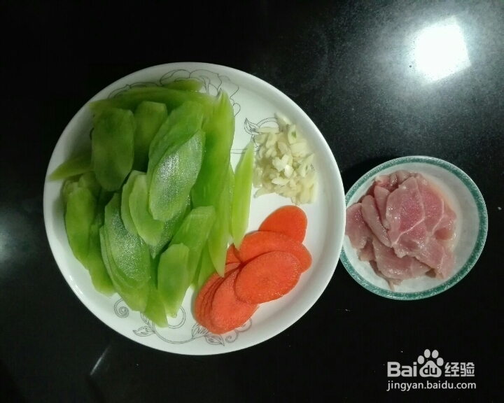 吃不胖的木耳莴笋炒肉片