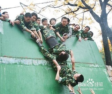 团队如何爬越逃生墙？