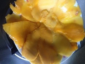 在家制作美味芒果千层蛋糕