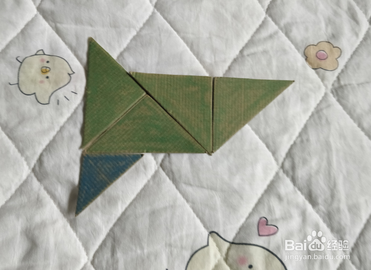 用九巧板怎么拼一个单腿直立做游戏的小朋友呢