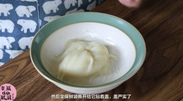 蛋黄肉松拉丝软欧包