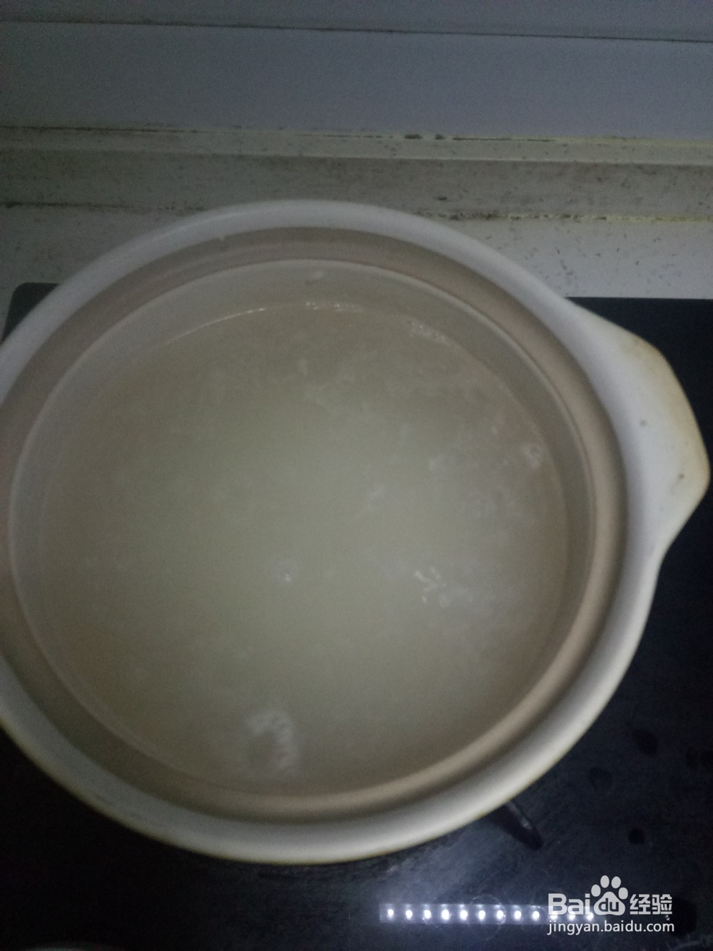 红糖银耳葡萄干百合粥