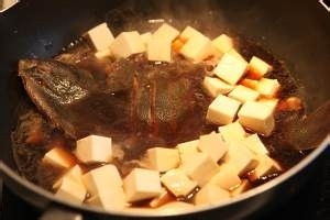 在家制作比目鱼炖豆腐