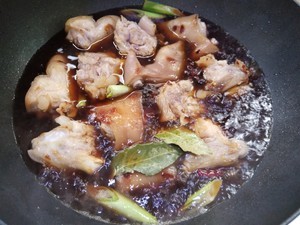 黄豆烧猪脚的做法