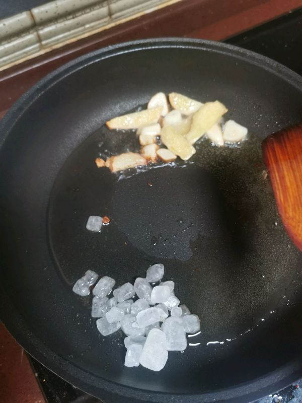 红烧月牙骨炖萝卜