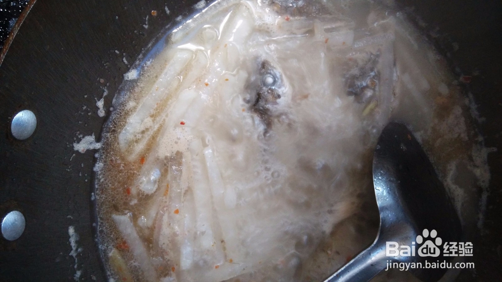 简单家常营养菜:白萝卜丝水煮鲫鱼