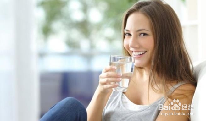 早晨醒来时喝杯水会发生什么