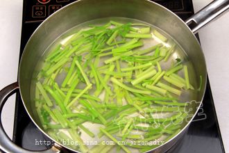 雪耳海米拌香芹