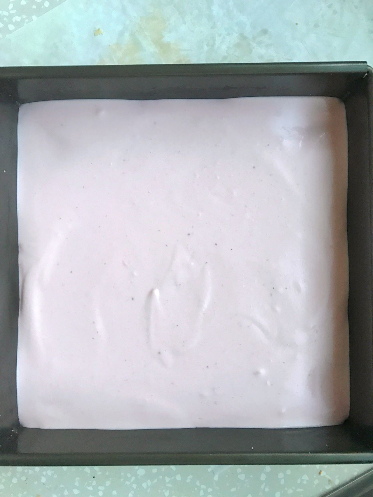 让我们一起学习草莓慕斯奶油蛋糕的做法吧