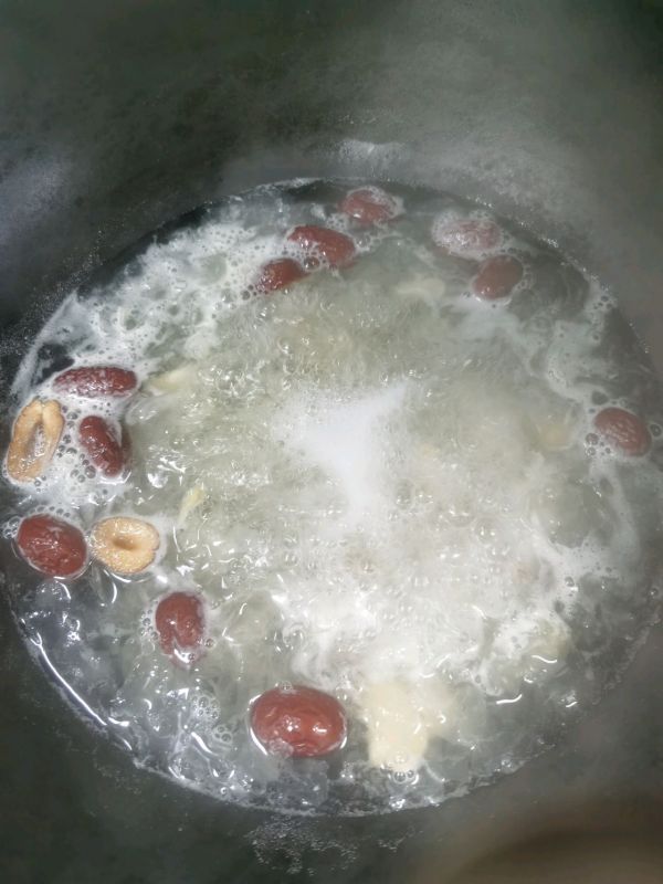 红枣牛奶百合银耳汤