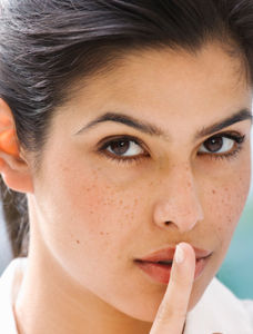 怎样消除雀斑痘印,四类护肤法让你白净一下