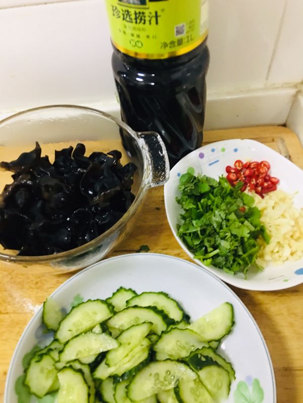 捞汁黑木耳拌黄瓜