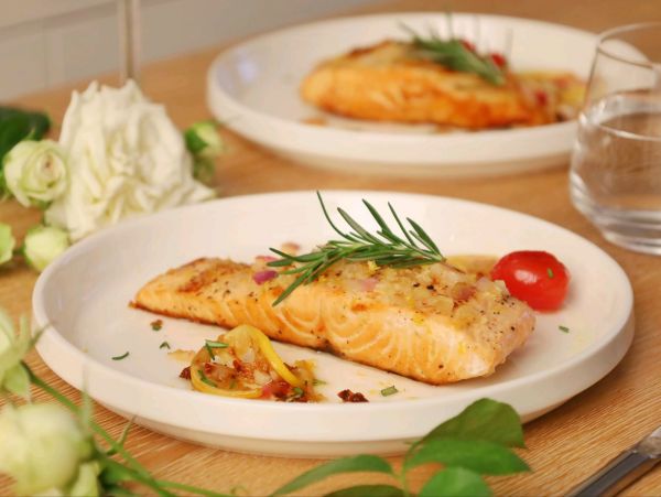 柠檬蒜香薄盐煎三文鱼