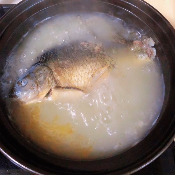 松茸豆腐鲫鱼汤