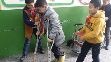 如何引导孩子加强修养,付出爱。