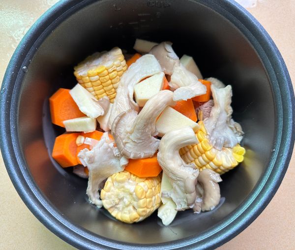 老祖宗相传食疗药膳玉米煲鸭