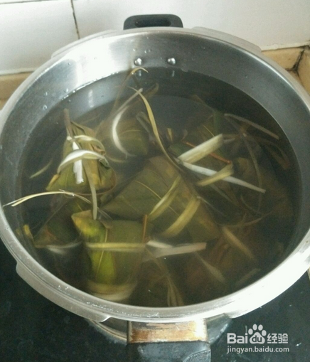 跟宝宝一起学习包粽子