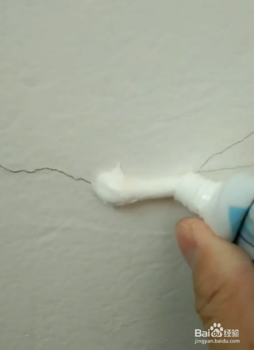 墙壁出现裂痕怎么消除？