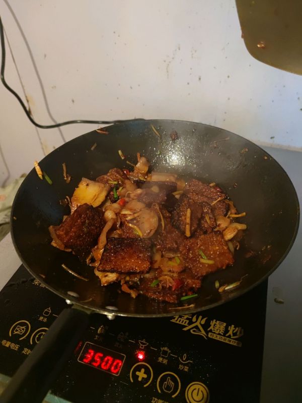 黔西黄粑炒回锅肉