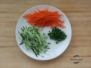 美味的肥牛黄瓜豆芽儿卷