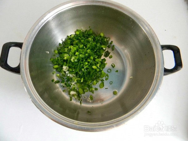 如何制作外筋里嫩的角瓜鸡蛋水煎饺