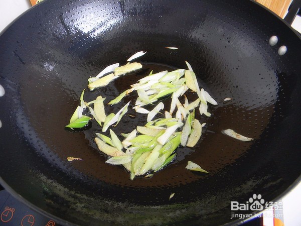 土豆炒青椒的做法