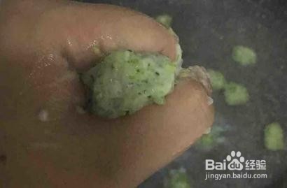 宝宝辅食之翡翠虾球的做法