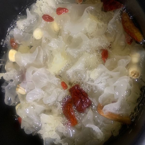 莲子桂圆银耳糖水