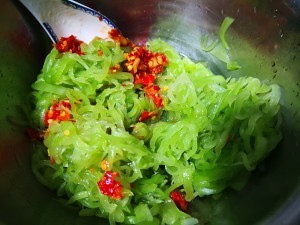 养生食补凉拌绿油油的莴笋的做法