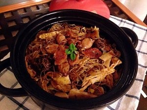 教你怎么做墨斗鱼腊肠花菇腐竹粉丝煲
