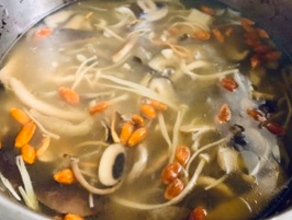 鲜到起飞的菌菇汤！不好喝不要钱！