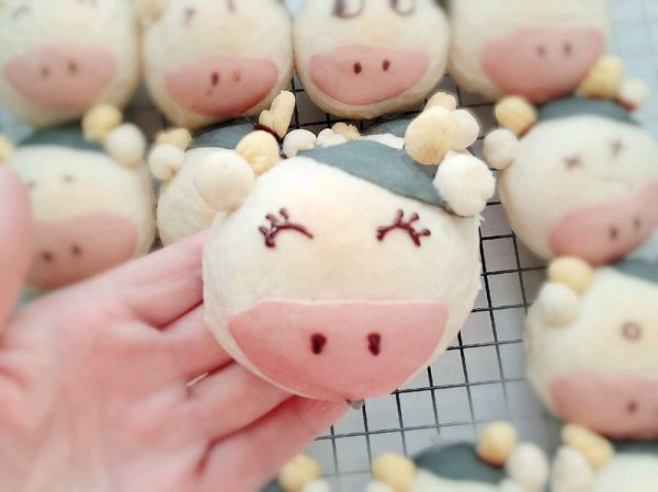丑萌奶牛豆沙面包