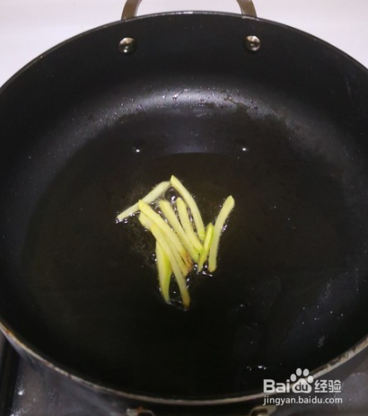 木耳炒蒜苗的做法