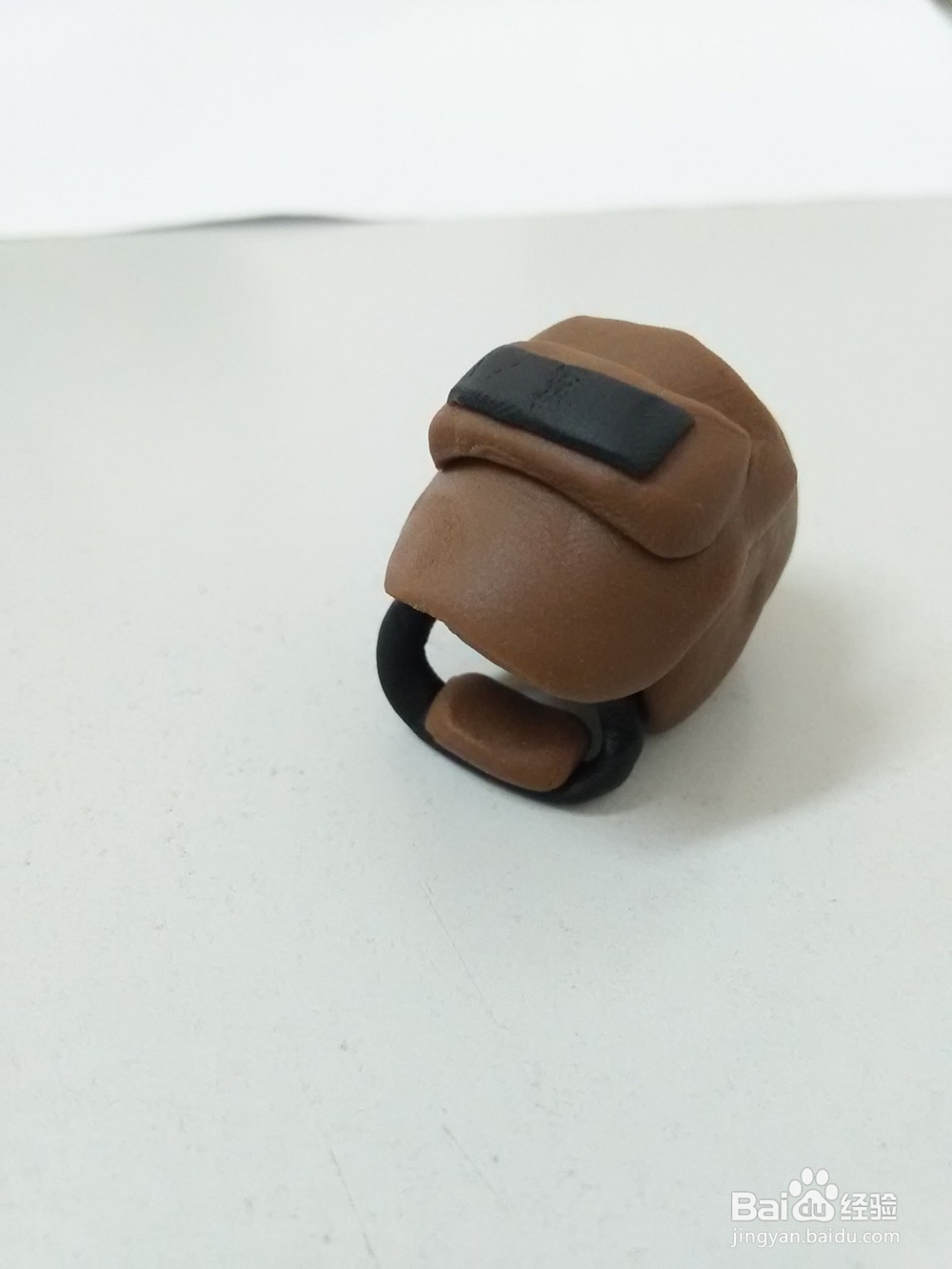 怎么用橡皮泥捏吃鸡头盔