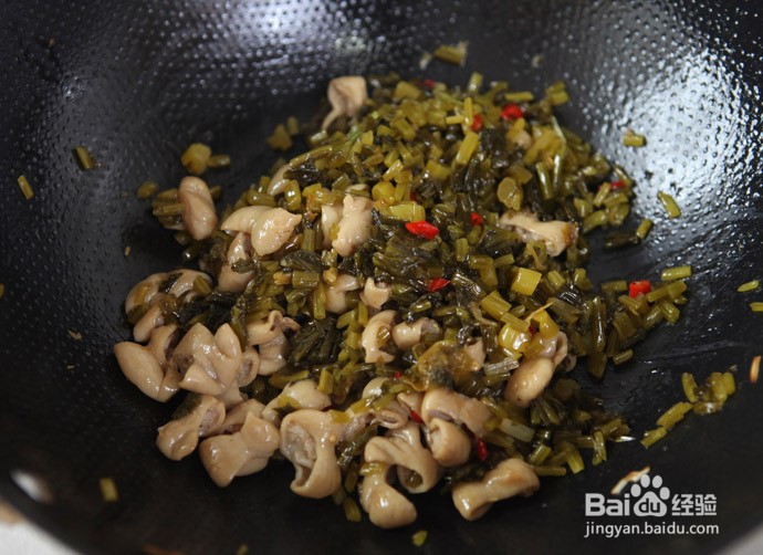 腌菜炒肥肠的做法