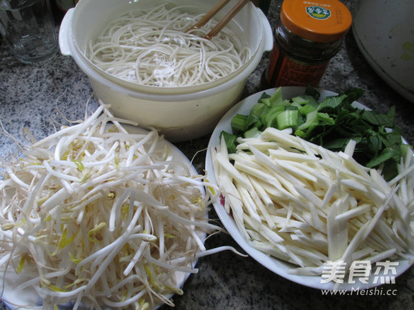 牛肉酱蔬菜炒面