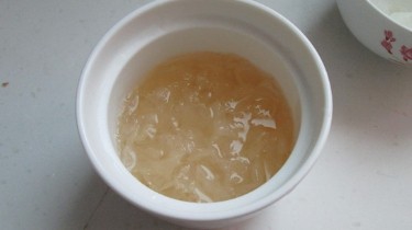 桃胶雪蛤银耳羹的做法