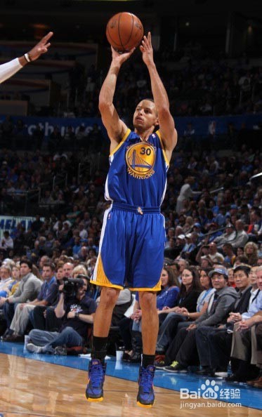 如何学会库里三分投篮