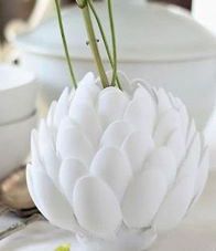 一次性勺子废物利用 自制莲花花瓶的方法图解