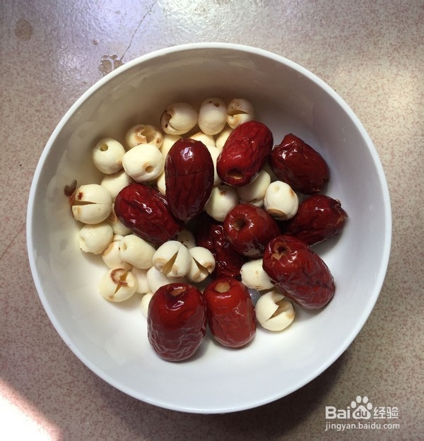 红枣莲子银耳汤的步骤
