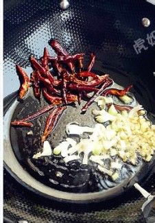 切、炝是这道菜的好吃秘笈--酸辣炝藕