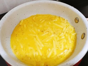 土豆肉松蛋饼的做法