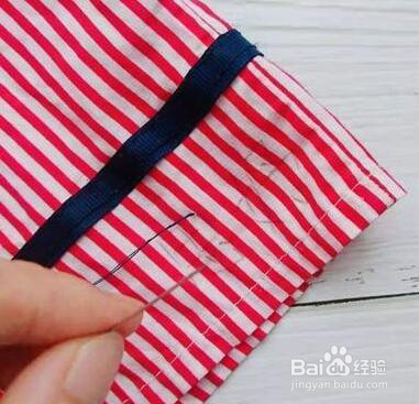 简单的给宝宝衣服上绣名字的步骤