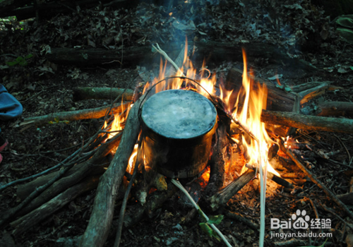 木棍湿弯怎样用火烤压直