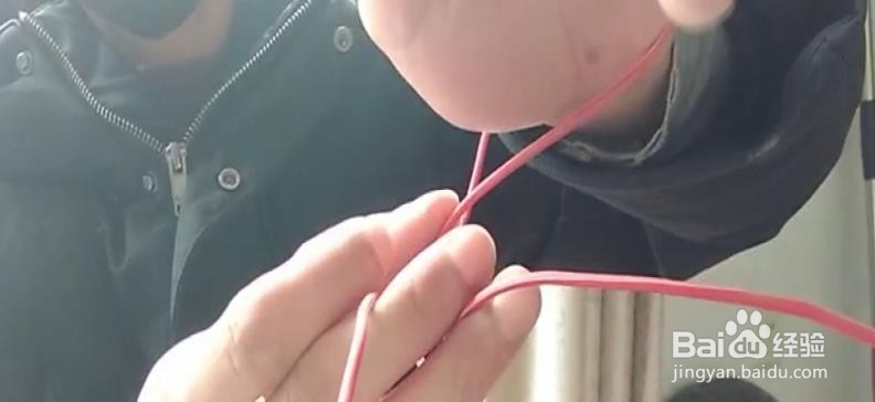 手链活结打法一拉收紧